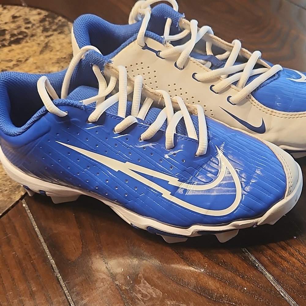 Girls youth baseball shoes